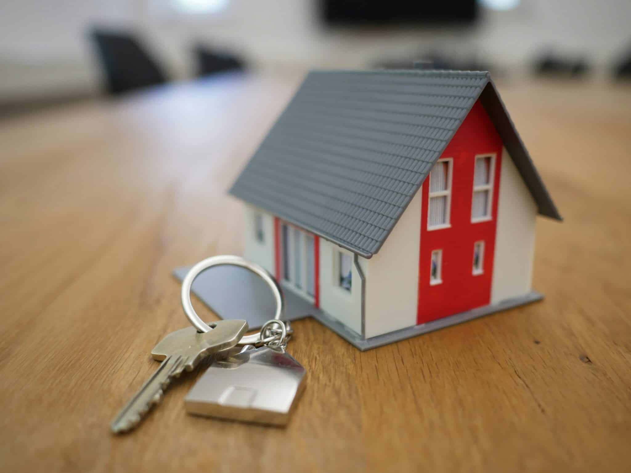 House keys and mortgage refinance agreement in 2025